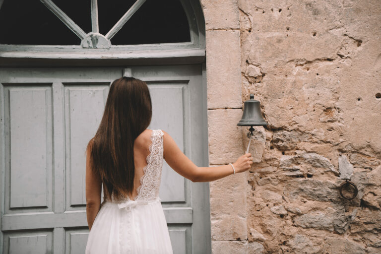 mariage boheme chic champêtre. Vielle porte ancienne. Château en Sarthe